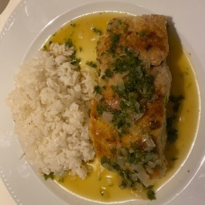 Corvina en salda verde con arroz de jazmin