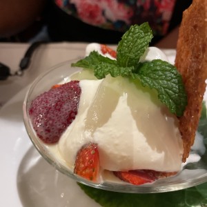 fresas con helado y leche condensada