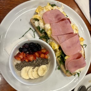 Toast y avena com frutas 