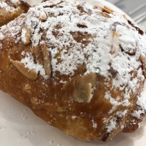 Desayunos - Croissant de almendras