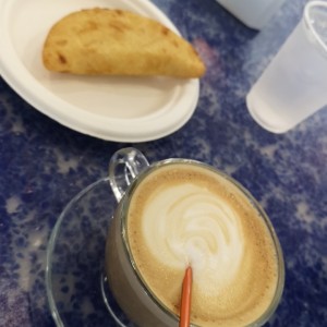 capuchino con empanada criolla