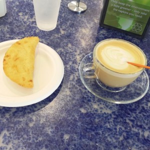 capuchino con empanada