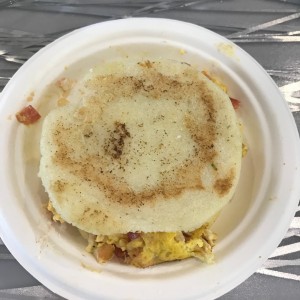 Arepa con queso y huevo perico