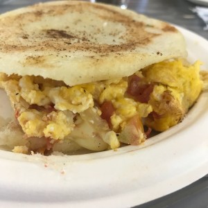 Arepa con huevos perico