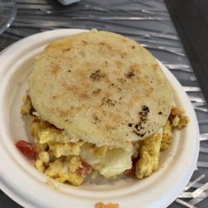 arepa con perico de huevo