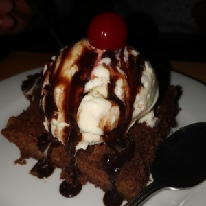 Brownie con helado de matcha