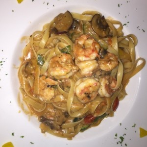 Pasta de Camarones con vegetales en salsa rosada