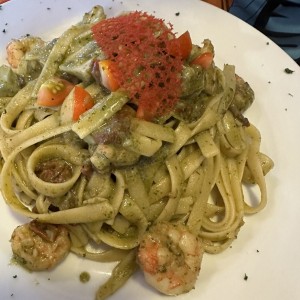 Pesto, camarones y corazones de alcachofas. 