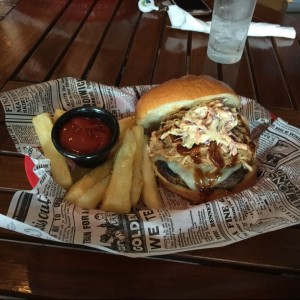 Pulled Pork Burger con yuca frita