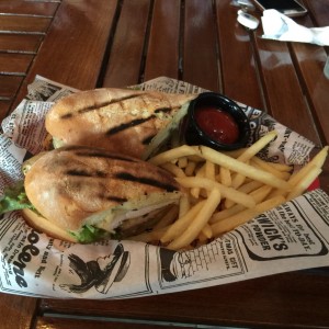 Chicken Grill Sandwich con papas fritas