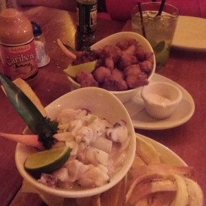 Ceviche peruano y canasta de mariscos fritos