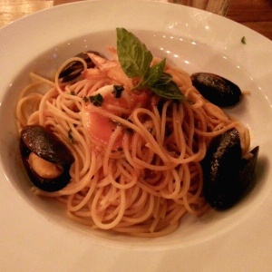 Spaguetti con langostinos y mejillones en salsa pomodoro basilico