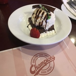 Brownie con helado 