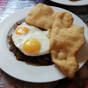 Bistec encebollado a caballo con hojaldres