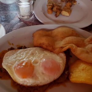 Bistec en salsa a caballo