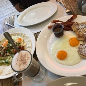 Huevos rancheros, Tostadas con to? y Mochaccino con leche deslactosada