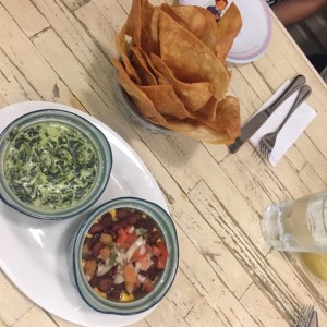 dip mexicano y de espinaca con tortillas