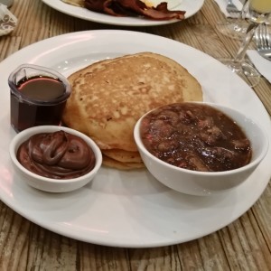 pancakes con nutella, banana, sirpe y nueces