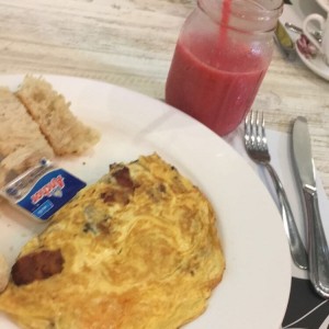 omelette y licuado de fresa