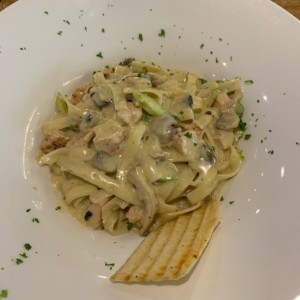 Fetuccini en salsa de champinones con pollo