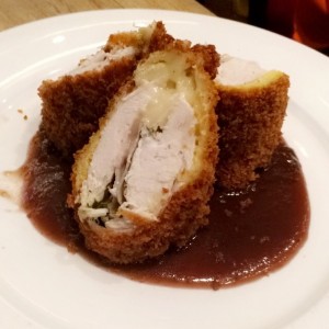 Rollos de ave cordon bleu en salsa al Oporto