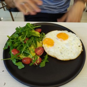 desayuno de guacamole y huevos