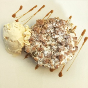 Apple pie with vanilla ice cream