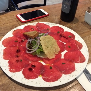 Carpaccio De Filete De Res Con Albahaca Y Queso Provolone