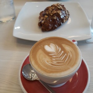 croissant de almendras y capuchino! 