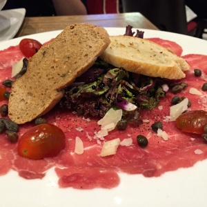 Carpaccio De Filete De Res Con Albahaca Y Queso Provolone