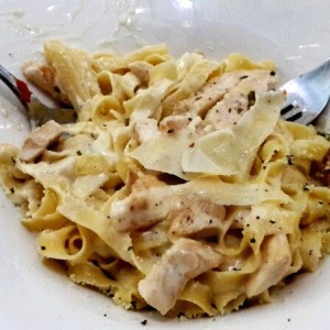 Fettuccini Alfredo con pollo