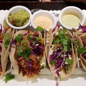 tacos de cochinita y chicharron