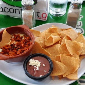 Queso Fundido con Chorizo