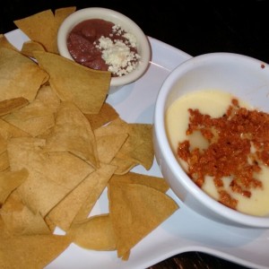 Queso fundido con chorizo