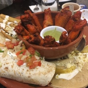 Bandeja con Alitas al Pastor