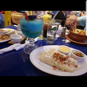 Margarita coronada y burito de pollo 