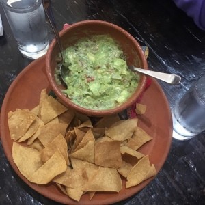 guacamole con totopos 