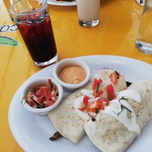 burritos y agua de Jamaica