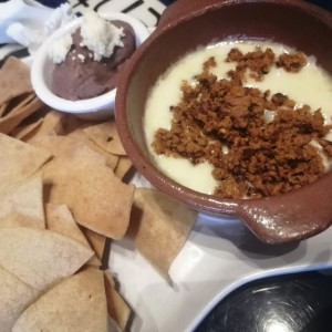 Queso fundido con chorizo 