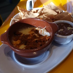 queso fundido con chorizo y nachos 