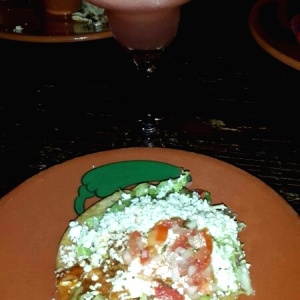 Tostitas mixtas y Margarita de Fresa.