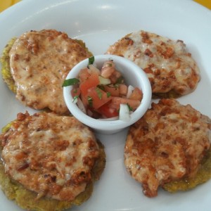 tostones con queso fundido y chorizo