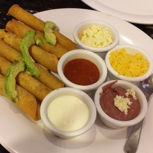 Entrada - Flautas de pollo y papa