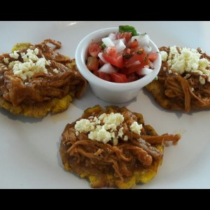 Tostones con cochinita