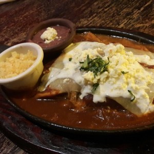 Enchiladas en salsa roja