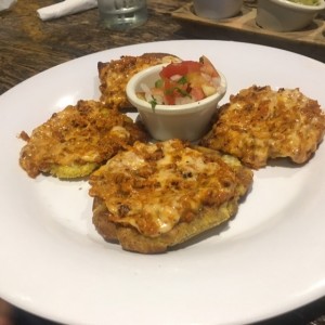 Patacones con queso fundido y chorizo