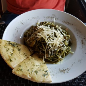 pasta en salsa pesto de albahaca y pollo