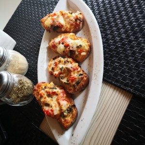 Bruschetta de tomate y queso