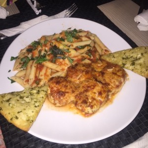 Pollo a la parmesana con penne