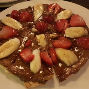 Pizza de nutella con fresa y banano